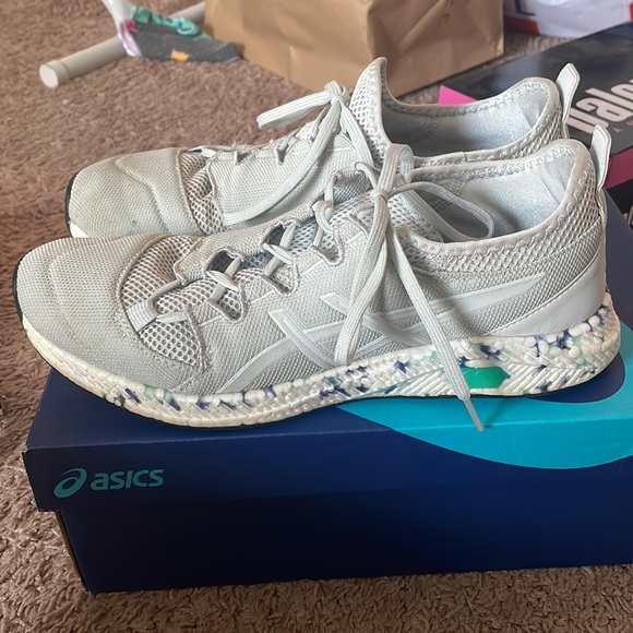 ASICS - Picture 2 of 3
